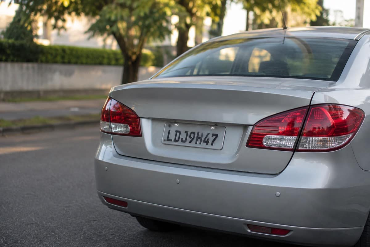 Carro com placa cinza PNU limpa e sem avarias estacionado em rua de Joinville