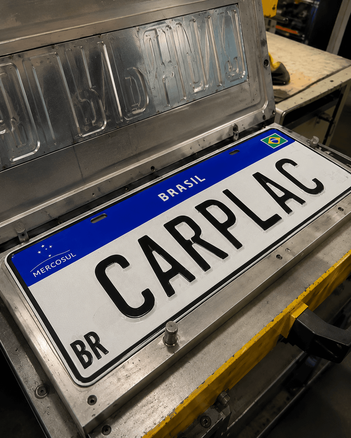 Fabricação de placa Mercosul na Carplac em Joinville, com estampagem e hotstamping