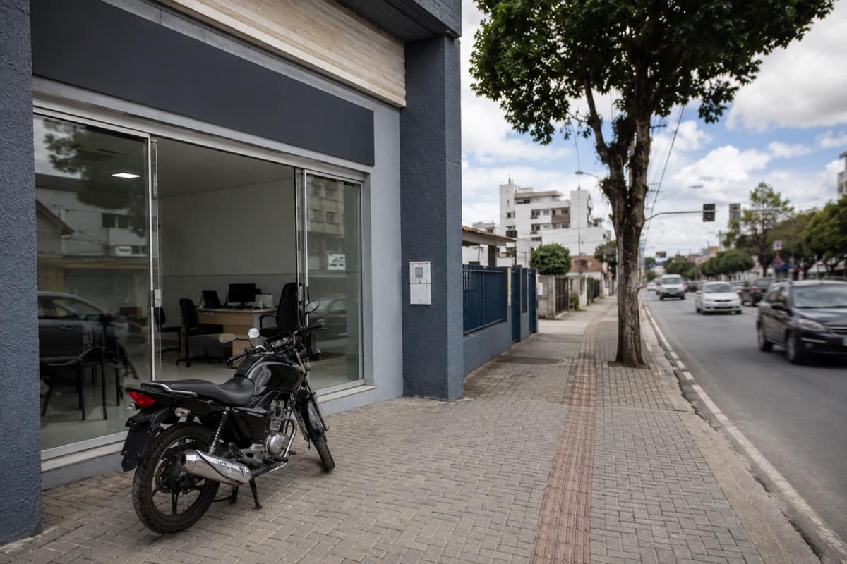 Motocicleta estacionada em frente a uma loja de emplacamento de veículos em Joinville