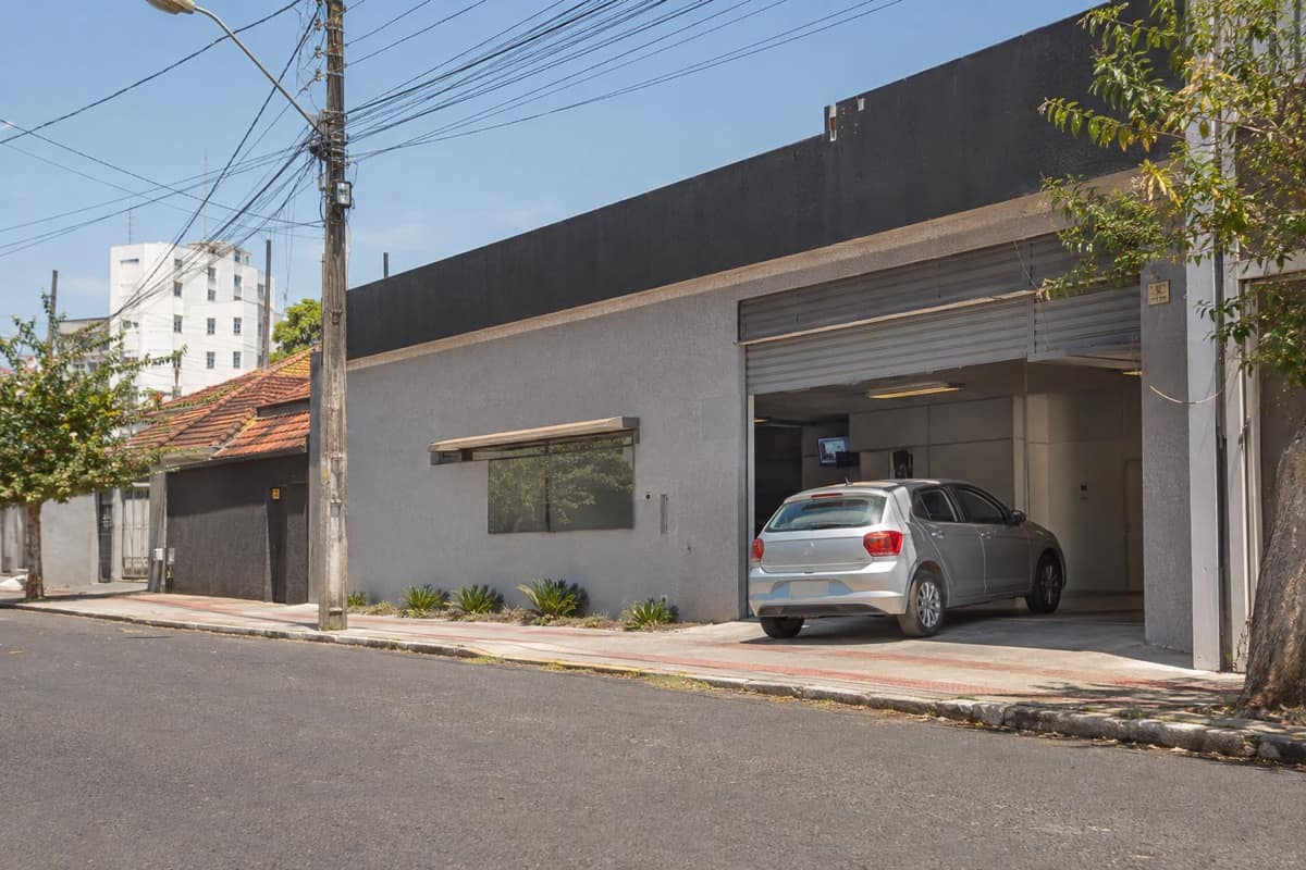 Fachada de empresa credenciada de vistoria veicular em cidade do interior catarinense