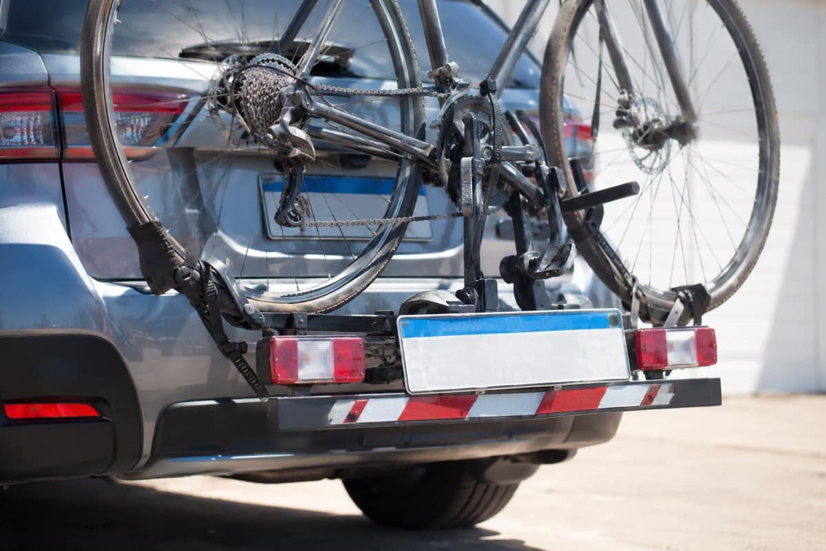 Segunda placa e régua de sinalização instaladas no suporte de bicicletas na traseira do carro